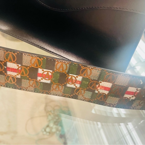 Valentino Handbag comes with Tag - Picture 4 of 5